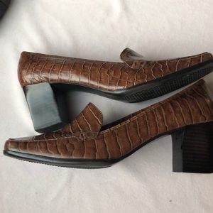 Easy Spirit 9W crocodile pumps